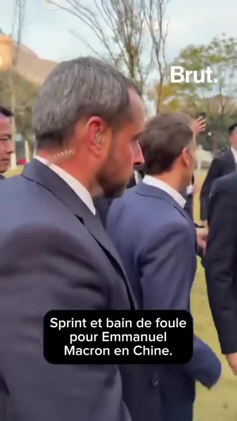 Makron tələbələrlə görüşə qaça-qaça getdi