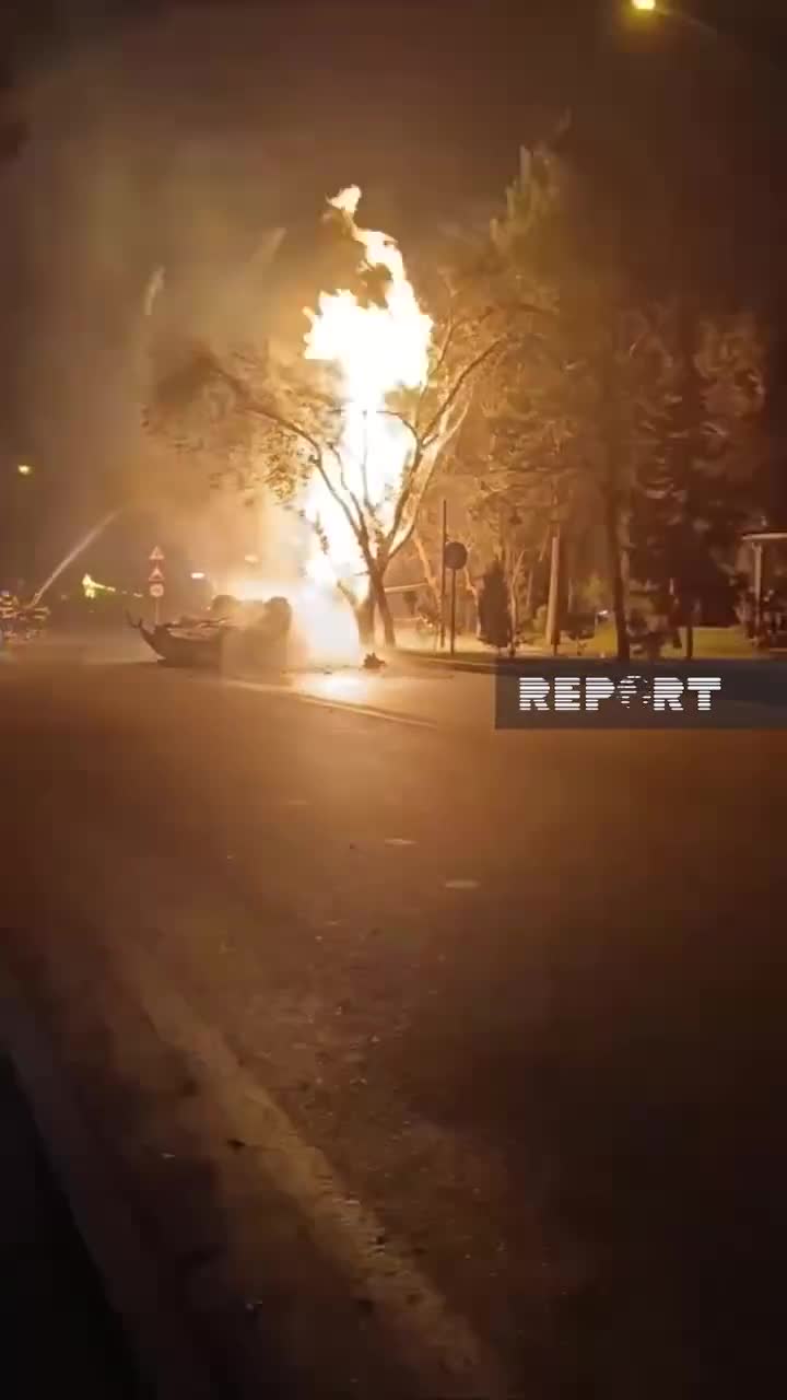 Bakıda avtomobil qaz borusuna çırpıldı