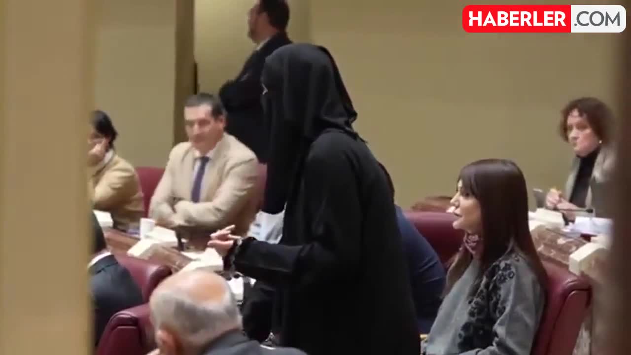 Parlamentə gəldiyi geyim müzakirələrə səbəb oldu