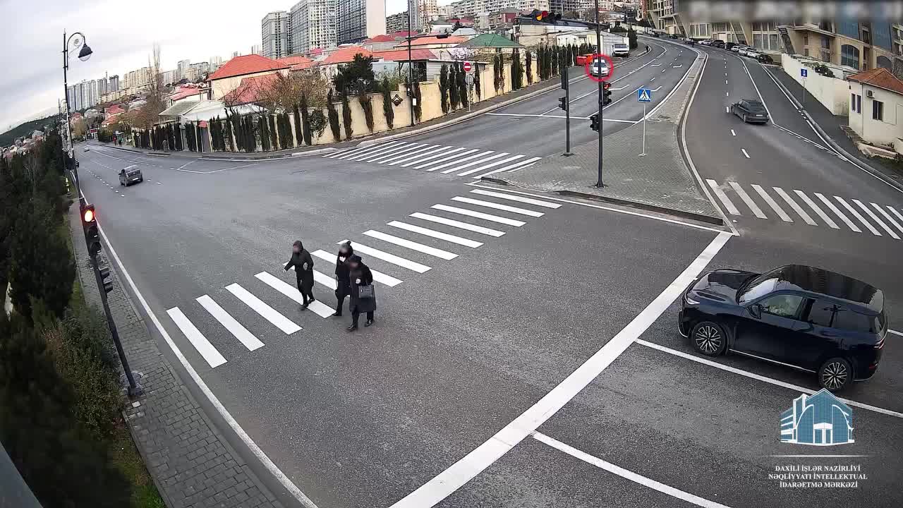 Öz-özünə hərəkətə başlayan maşın qəza törətdi