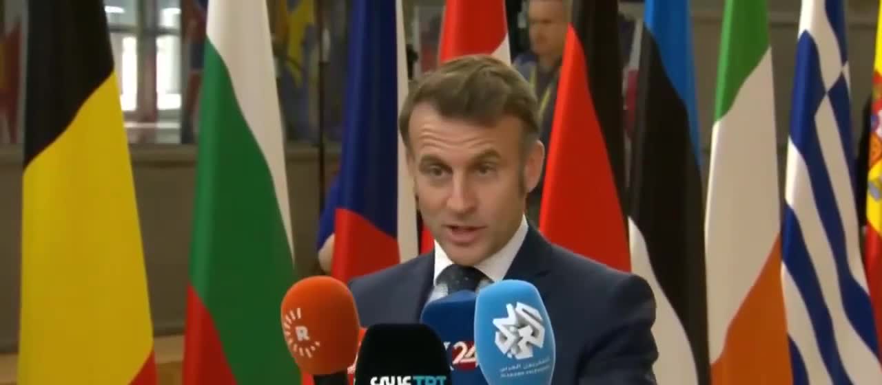 Makron jurnalistlərə əsəbiləşdi