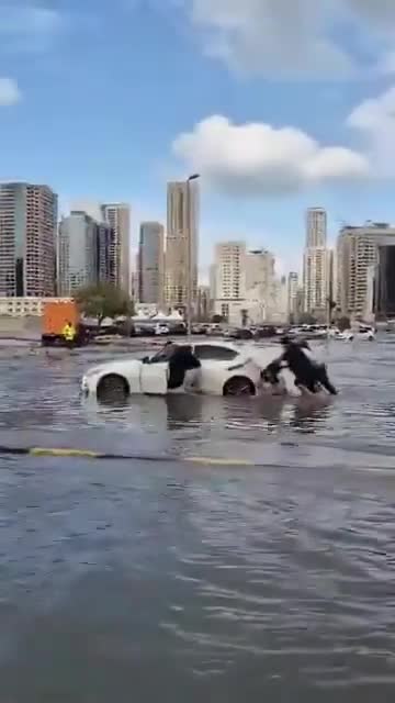 BƏƏ-nin şəhərlərini su basıb