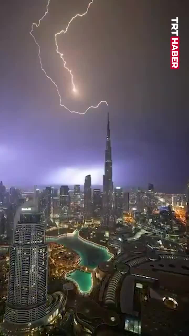 “Bürc Xəlifə”yə ildırım düşdü