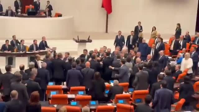 Türkiyə parlamentində dava