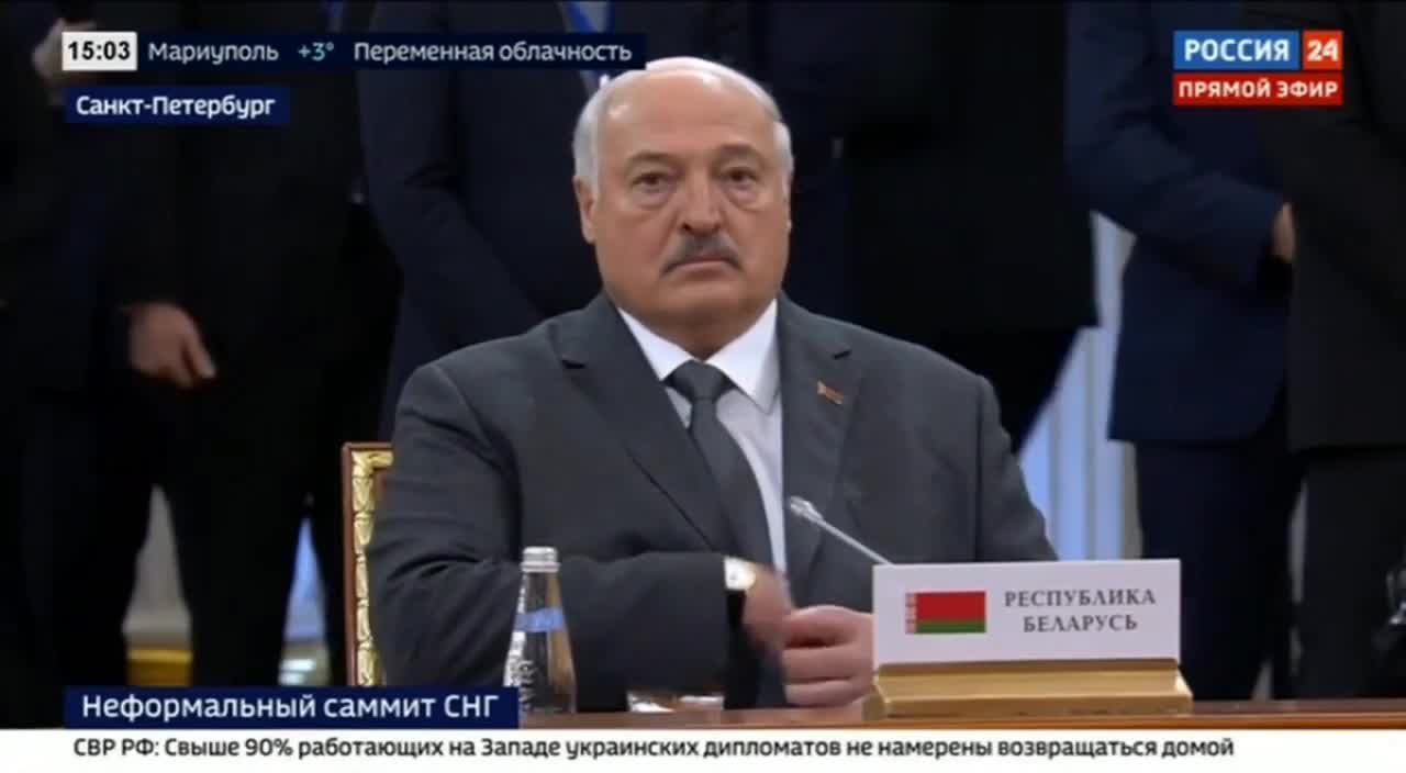 Tədbir zamanı bığlarını daradı