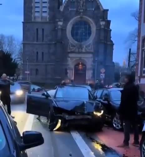 Almaniyada azərbaycanlı maşını dayanacağa çırpdı - Yaralılar var 