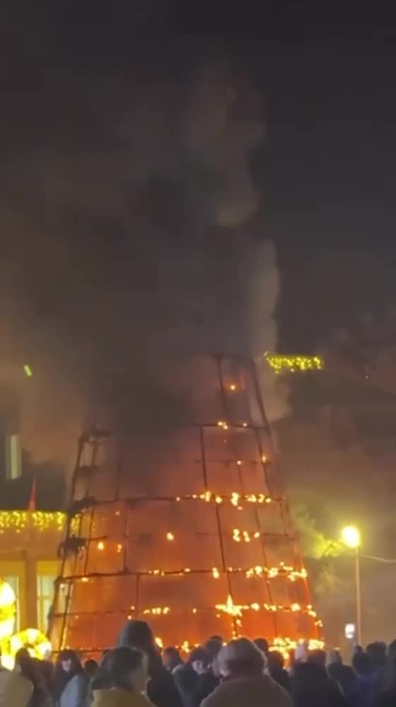 Gürcüstanda Yeni il ağacı yandı