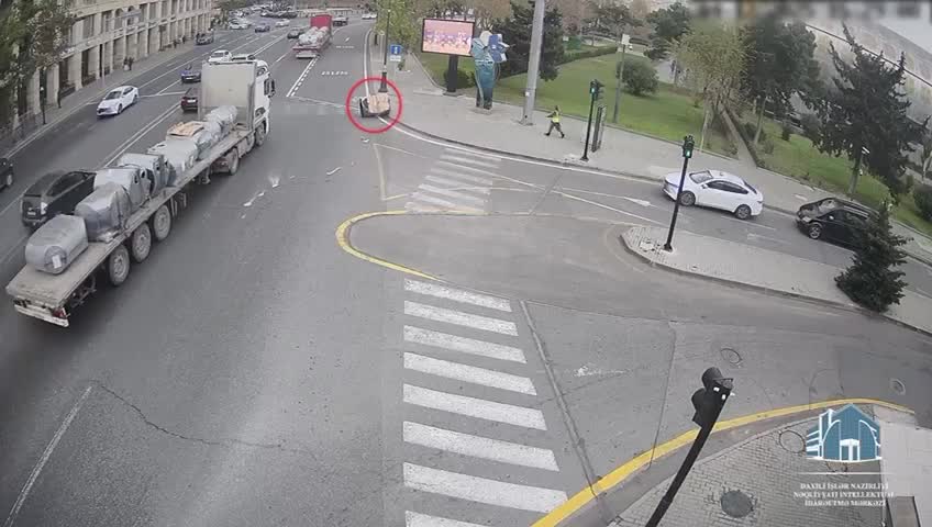 Yolun ortasına düşən yük təhlükəli vəziyyət yaratdı