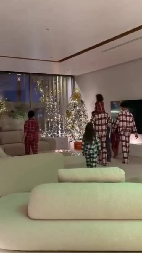 Ronaldo Milad bayramını evdə qeyd etdi