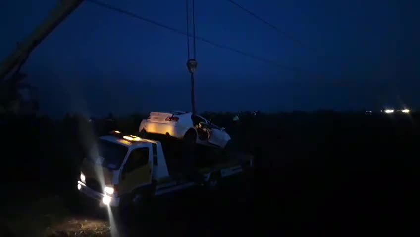 Toya gedən şəxslərin avtomobili kanala düşdü