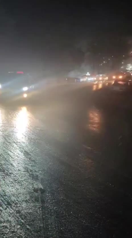 Polis şaxtalı havada ehtiyacı olanlara gecə də kömək edir