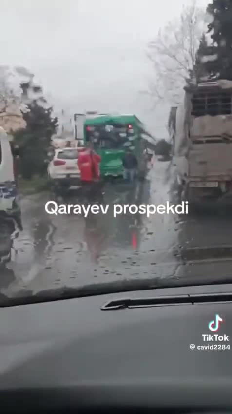 Bakıda marşrut avtobusları toqquşdu, xəsarət alan var