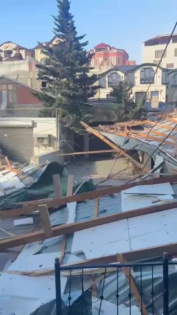 Güclü külək Bakıda binanın damını uçurdu