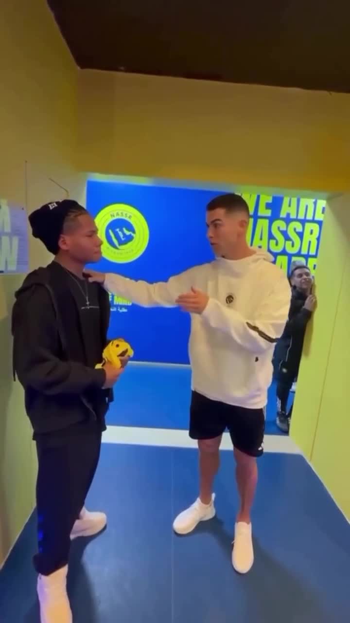 Ronaldo ilə görüşən gənc futbolçu göz yaşlarını saxlaya bilmədi