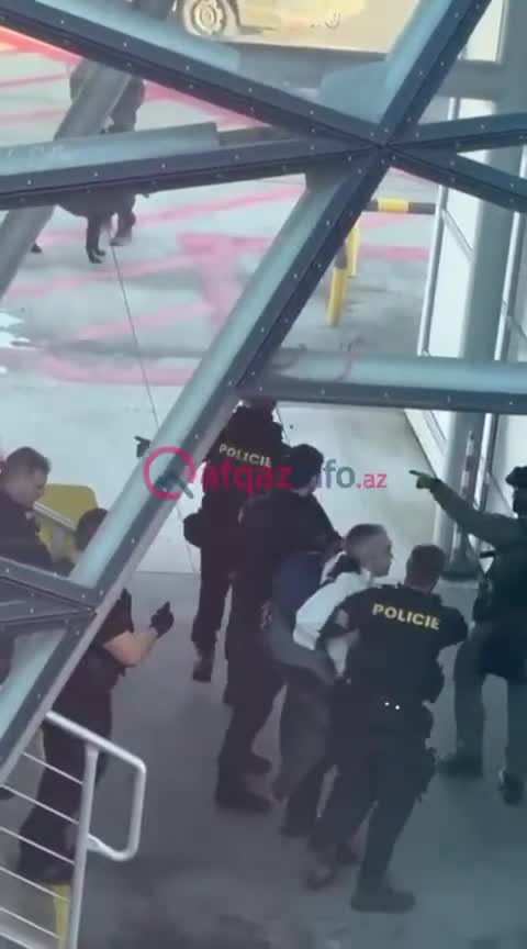 AZAL təyyarəsinə qanunsuz girmək istəyən kişinin saxlanması