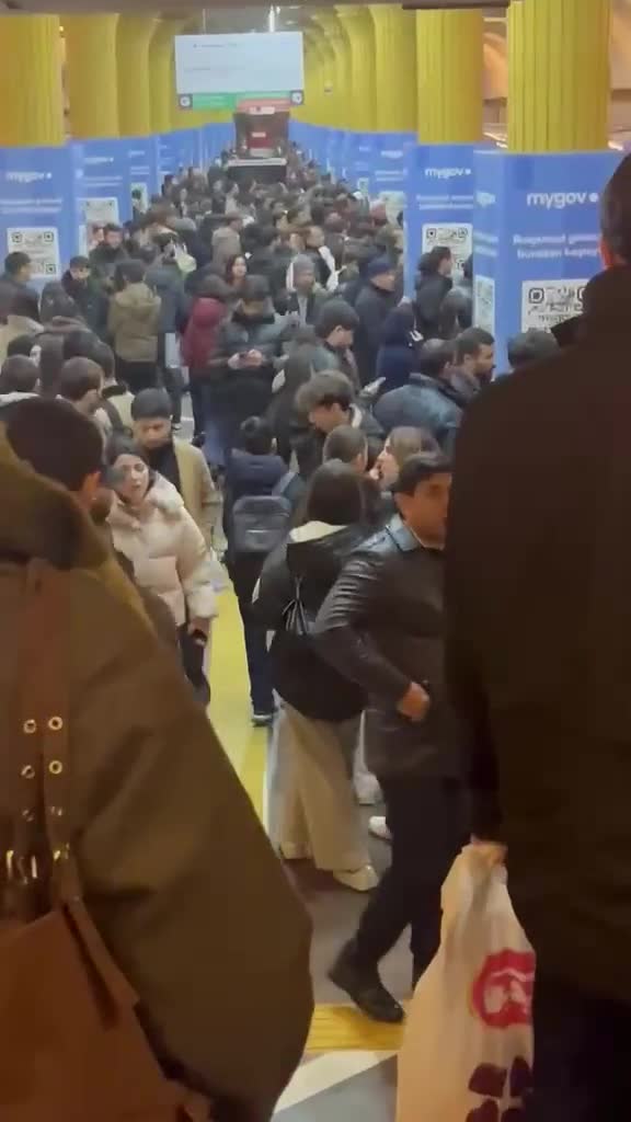 Bakı metrosunda sərnişin qatar yoluna düşdü-Yubanma var