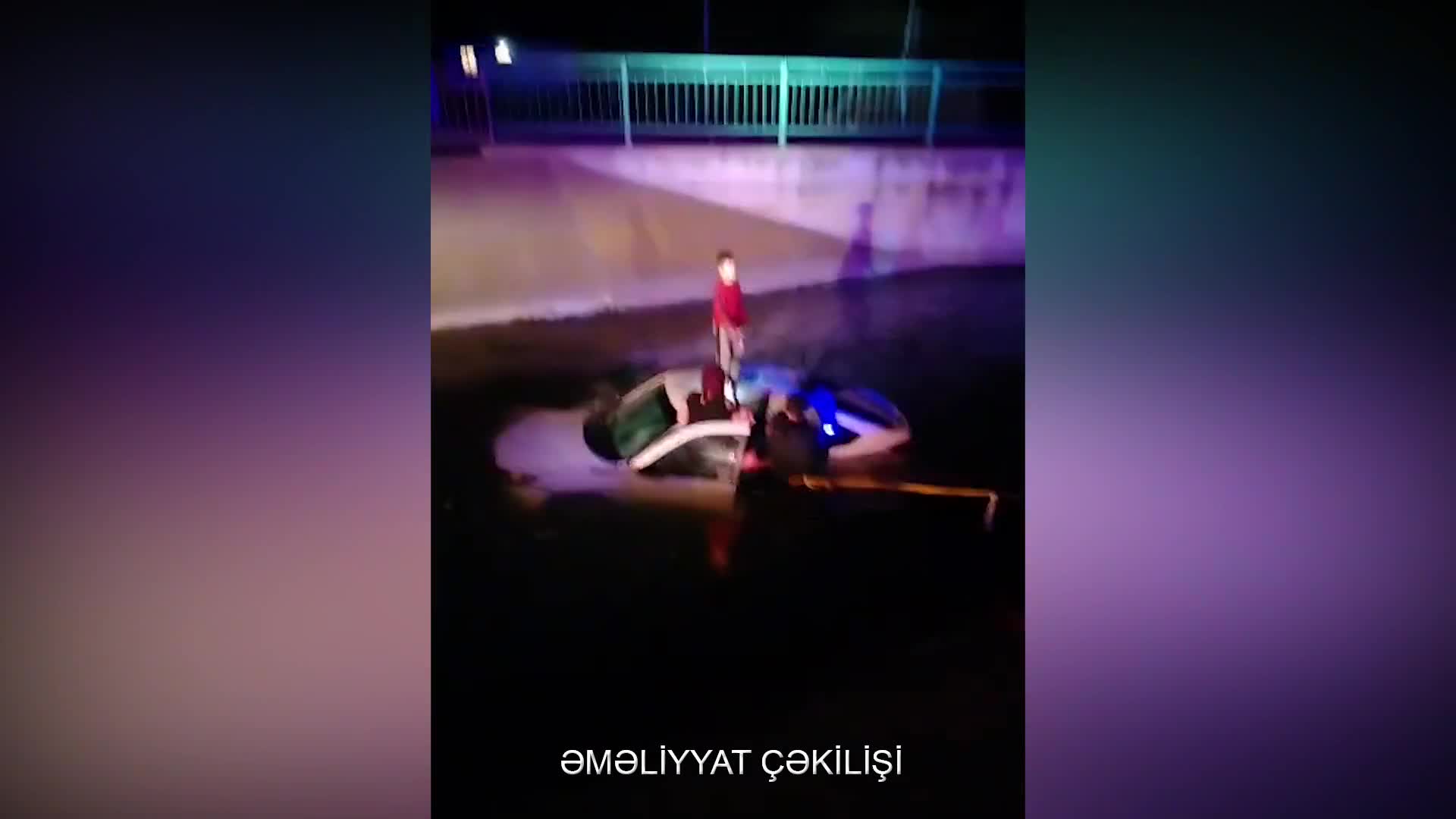 “Lada” kanala düşdü, 4 nəfər xilas edildi