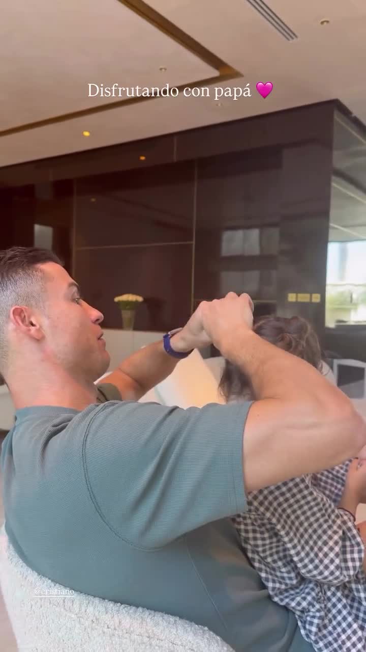 Ronaldonun qızının saçını yığdığı anlar maraqla qarşılandı