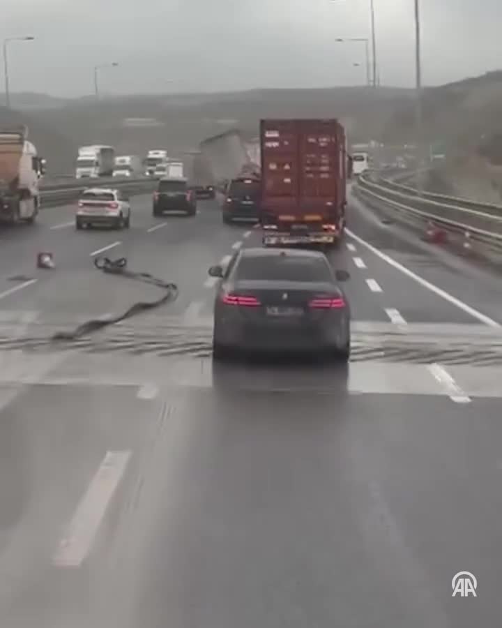 İstanbulda fırtınaya görə yük maşınları aşdı