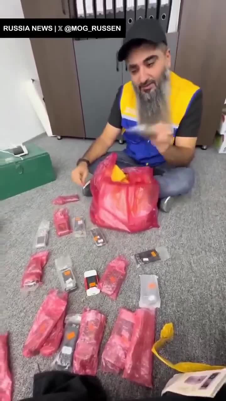 Sifariş etdiyi telefonlar 16 il sonra gəldi