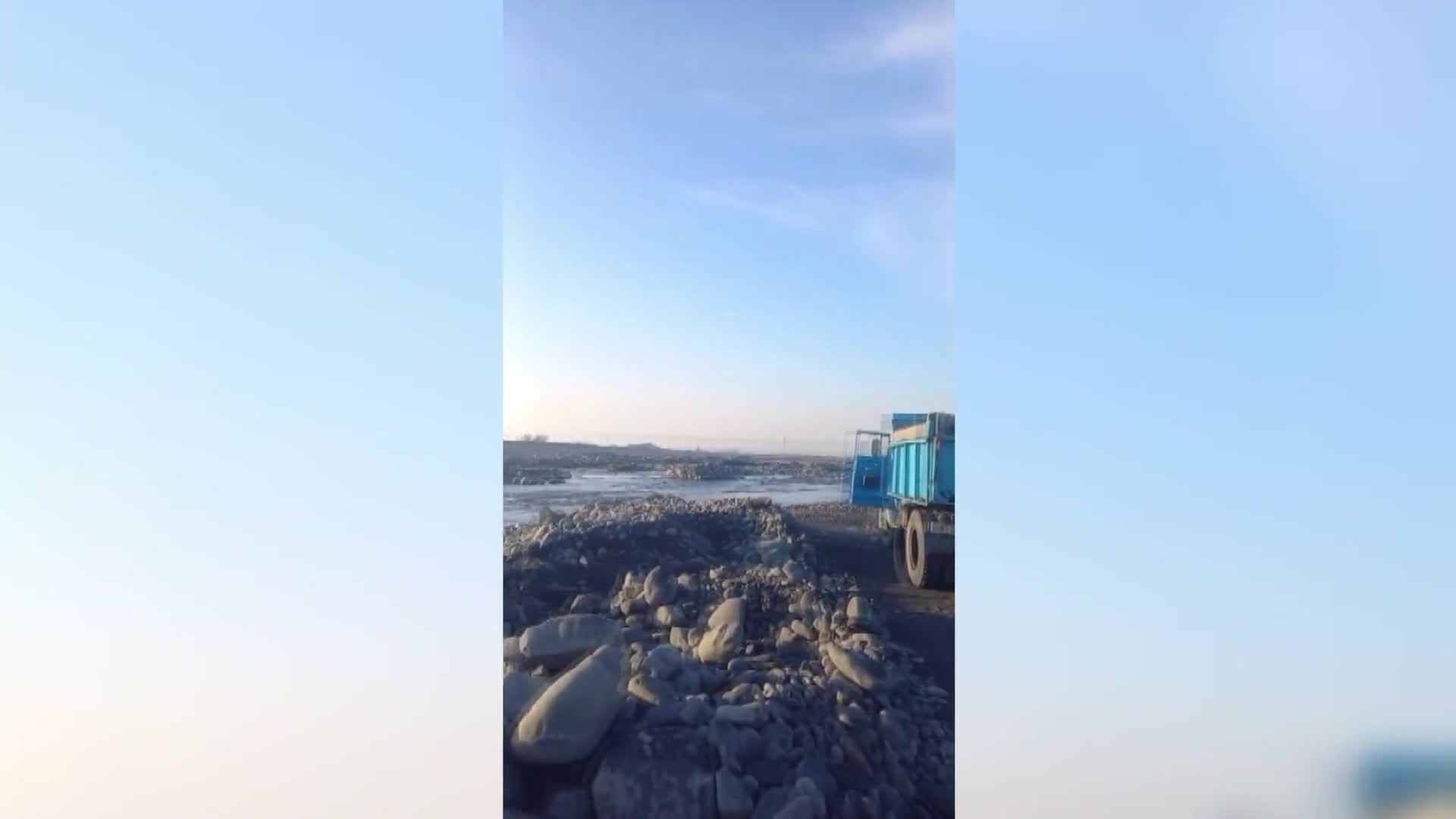 Çaydan qum-çınqıl daşıdılar