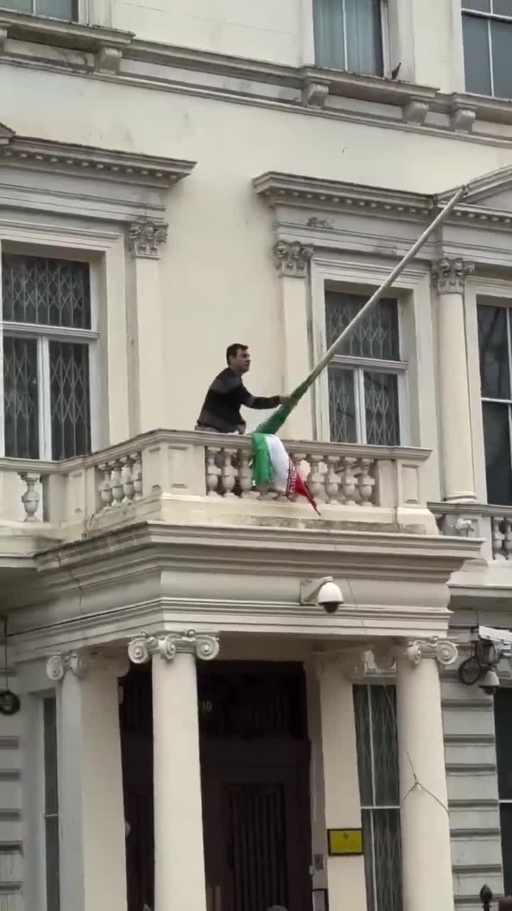 Səfirliyin binası üzərindəki İran bayrağını dəyişdirdi