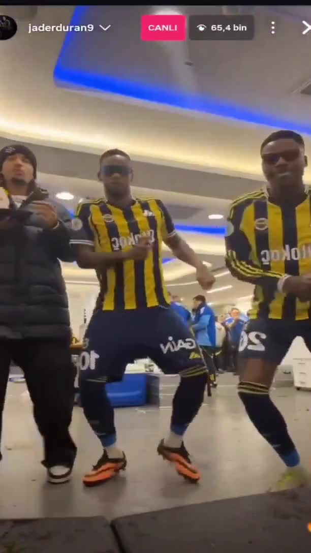 “Fənərbaxça”nın futbolçularından qalibiyyət rəqsi