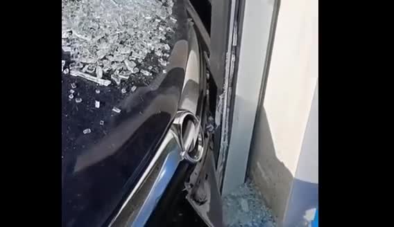 Avtomobil mağazaya çırpıldı