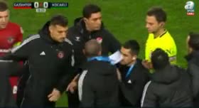 Hakimə hücum etdiyi üçün qırmızı kart aldı