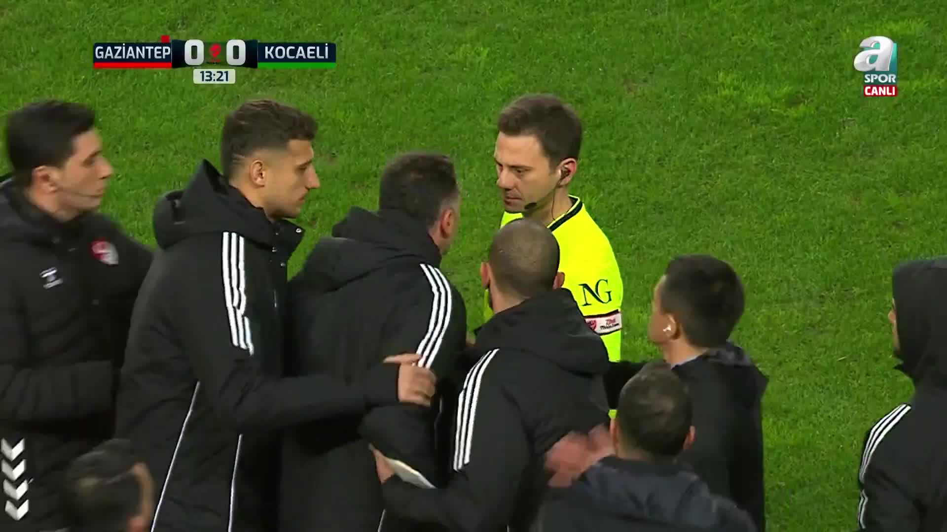 Hakimə hücum etdiyi üçün qırmızı kart aldı