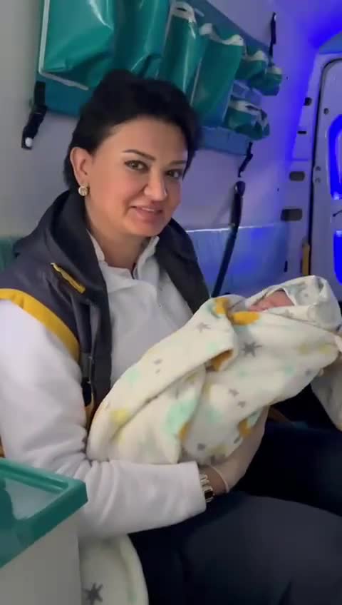 Evdə dünyaya gələn körpənin görüntüsü