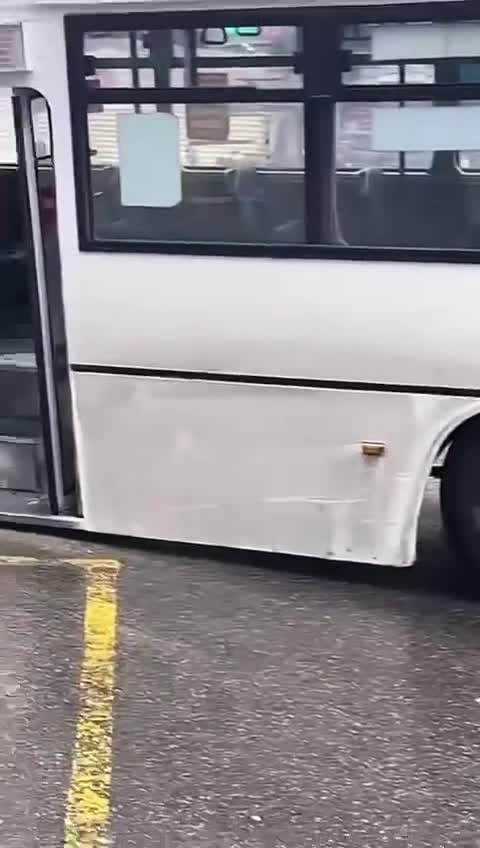 51 nömrəli avtobus çuxura düşdü