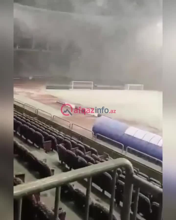 Respublika stadionu qar altında