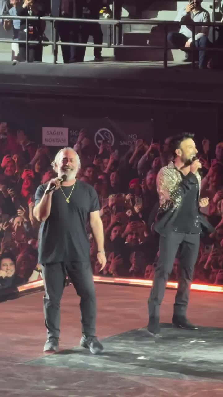 Tarkan Cem Yıılmazla birgə səhnədə mahnı oxudu