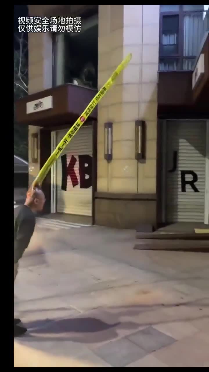 Dünya ondan danışır