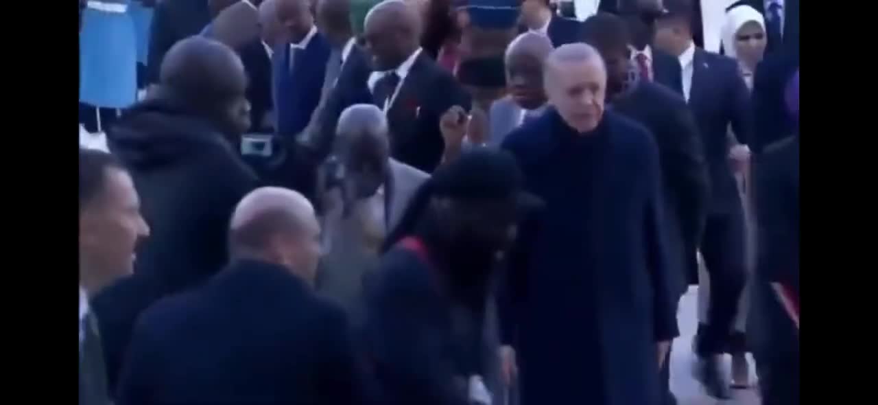 Rəsmi qarşılanma mərasimində yerə yıxıldı