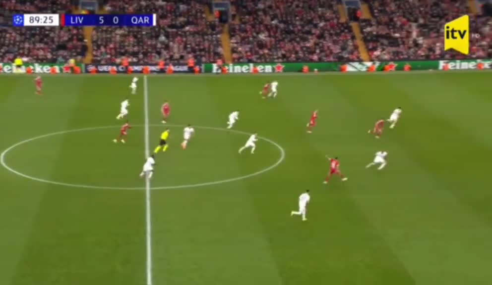 Federiko Kyeza 6-cı topu qapımızdan keçirdir.