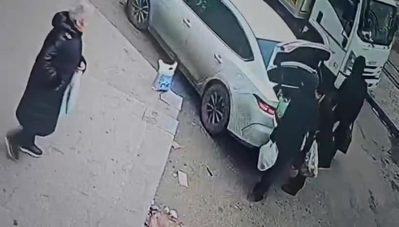 "Kömək etdiyi" qadının pul kisəsini oğurladı