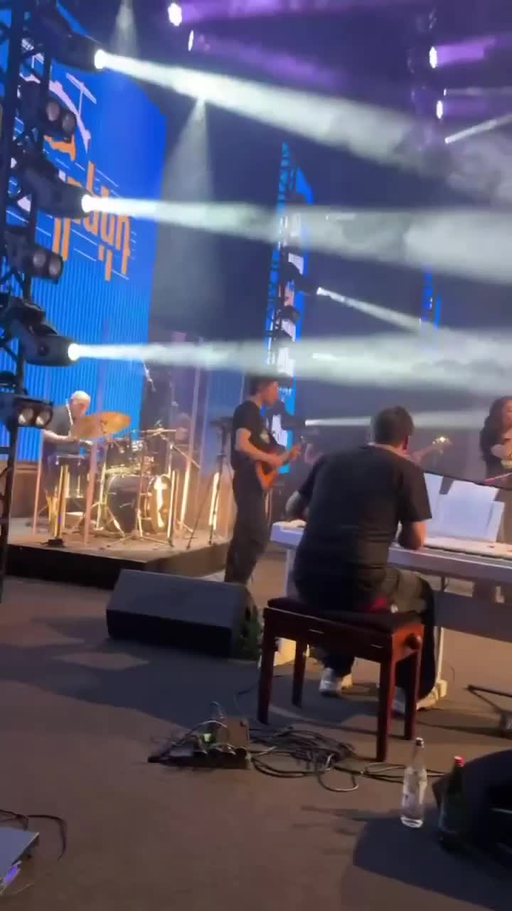 Paşinyan İrəvanda konsert keçirdi