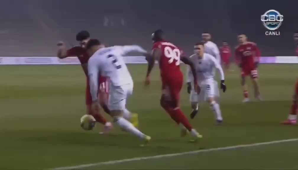 “Qarabağ”ın oyunçusuna sərt oynadı, hakim “qırmızı” vermədi