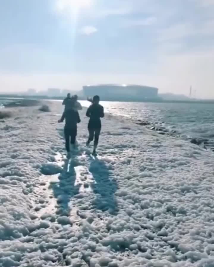 Böyükşor gölünün ətrafını köpük bürüdü