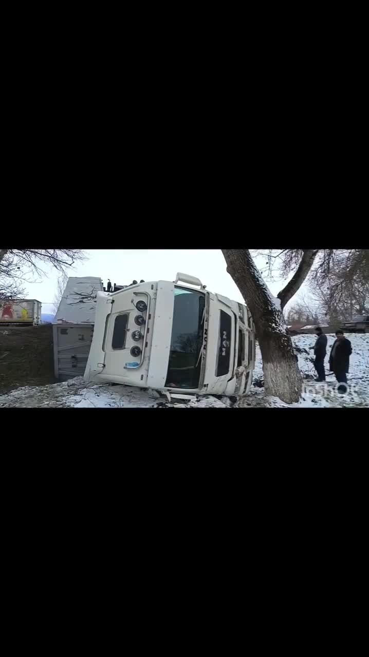 Qubada yük maşını aşdı