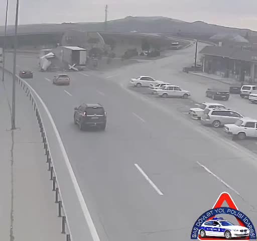 Yol kənarındakı maşına çırpıldı, yükləri yola dağıldı