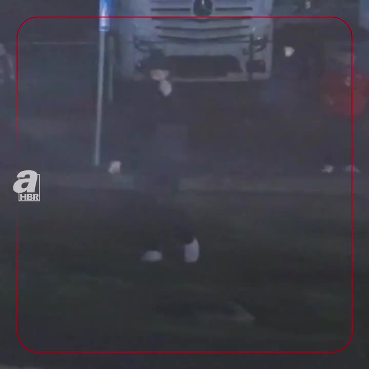 Türkiyədə futbol klubunun avtobusu daşa basıldı