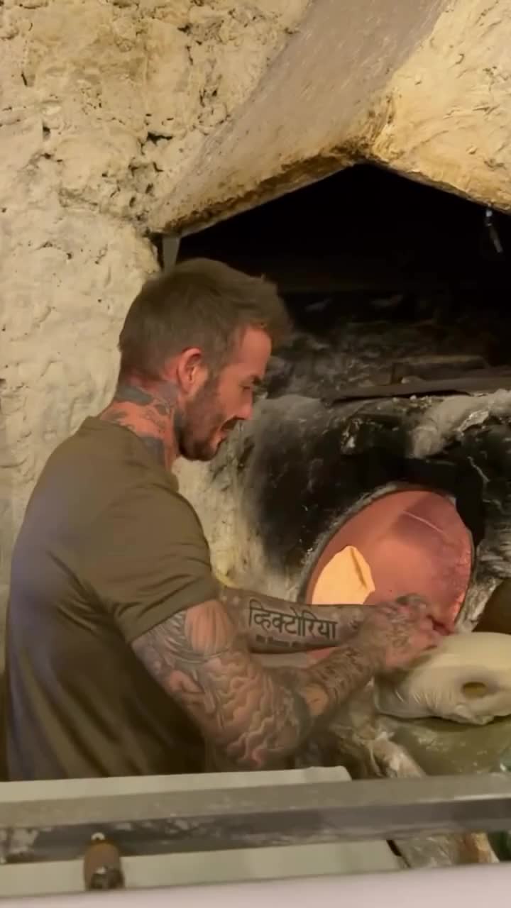 Devid Bekhem təndir çörəyi bişirdi