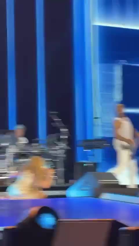 Şakira səhnədə yıxıldı