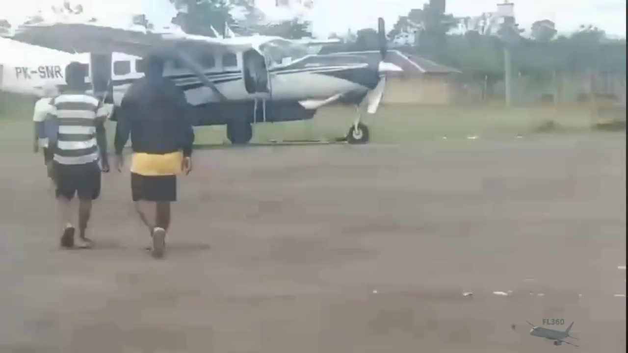 İndoneziyada sərnişin təyyarəsinə atəş açılıb