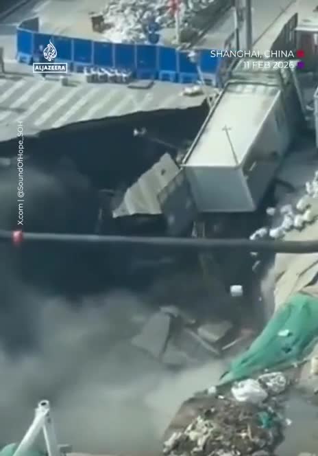 Çində tikinti zamanı yol çöküb