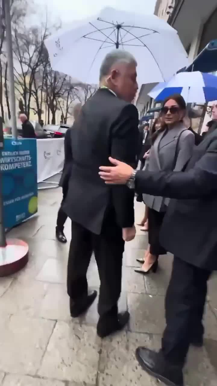 “Qadın paltarında səfirlikdə gizlənən siz idiz?..”