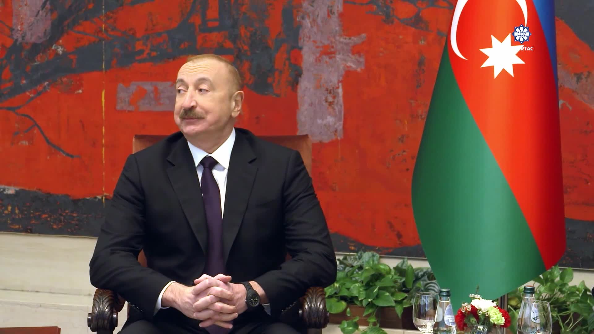 Prezident serbiyalı həmkarı ilə təkbətək görüşüb 